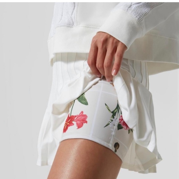 NO OFFER NEW Tuckernuck Sport white & Fresh Buds pleated sports  size XS - Picture 2 of 15